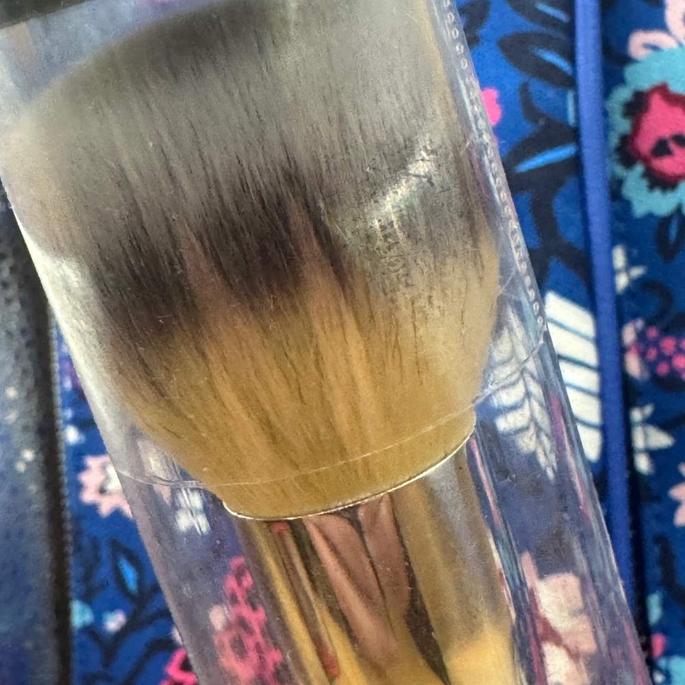 It cosmetics heavenly luxe buffing foundation cosmetic brush - Picture 3 of 8